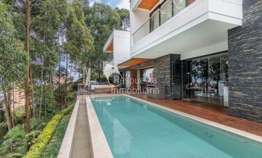Venta Casa con piscina privada. El Poblado, La Calera, Medellín ✅
