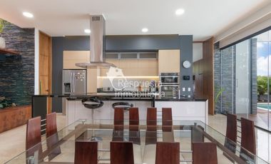 Venta Casa con piscina privada. El Poblado, La Calera, Medellín ✅