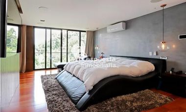 Venta de casa exclusiva con piscina privada en El Poblado, Medellin ✅