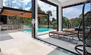 Venta de casa exclusiva con piscina privada en El Poblado, Medellin ✅