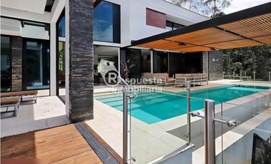 Venta de casa exclusiva con piscina privada en El Poblado, Medellin ✅