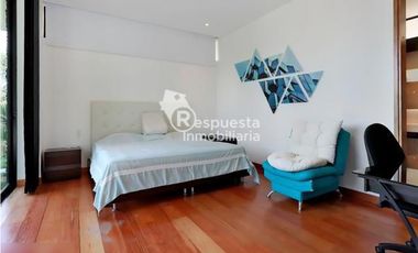 Venta de casa exclusiva con piscina privada en El Poblado, Medellin ✅