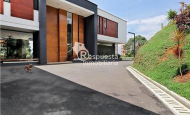 Venta de casa exclusiva con piscina privada en El Poblado, Medellin ✅