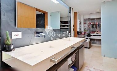 Venta de casa exclusiva con piscina privada en El Poblado, Medellin ✅