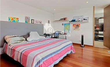 Venta de casa exclusiva con piscina privada en El Poblado, Medellin ✅