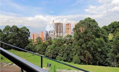Venta de casa exclusiva con piscina privada en El Poblado, Medellin ✅