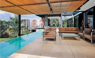 Venta de casa exclusiva con piscina privada en El Poblado, Medellin ✅