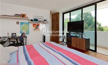 Venta de casa exclusiva con piscina privada en El Poblado, Medellin ✅