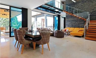 Venta de casa exclusiva con piscina privada en El Poblado, Medellin ✅