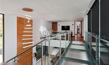 Venta de casa exclusiva con piscina privada en El Poblado, Medellin ✅