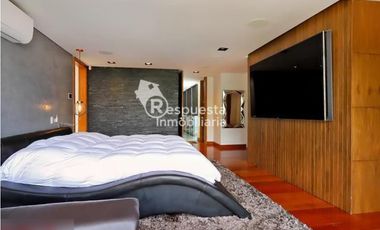 Venta de casa exclusiva con piscina privada en El Poblado, Medellin ✅