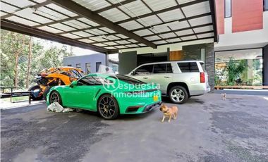 Venta de casa exclusiva con piscina privada en El Poblado, Medellin ✅