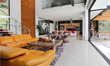 Venta de casa exclusiva con piscina privada en El Poblado, Medellin ✅