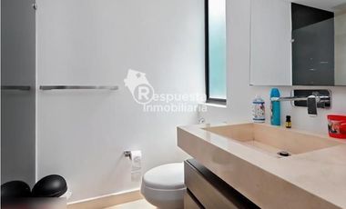 Venta de casa exclusiva con piscina privada en El Poblado, Medellin ✅