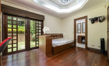 Copia de Vendo hermosa casa en el Poblado - como vivir en una finca. ✅