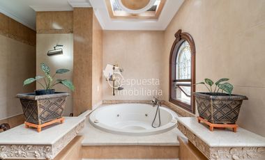 Copia de Vendo hermosa casa en el Poblado - como vivir en una finca. ✅