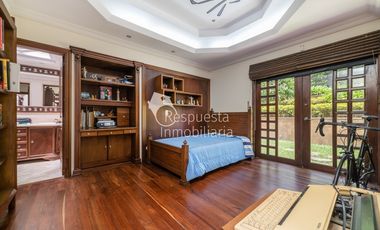 Copia de Vendo hermosa casa en el Poblado - como vivir en una finca. ✅