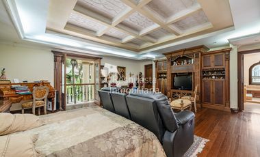 Copia de Vendo hermosa casa en el Poblado - como vivir en una finca. ✅