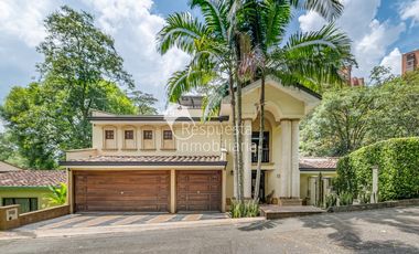Copia de Vendo hermosa casa en el Poblado - como vivir en una finca. ✅
