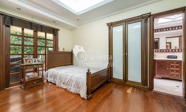 Copia de Vendo hermosa casa en el Poblado - como vivir en una finca. ✅