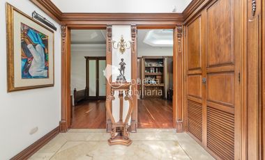 Copia de Vendo hermosa casa en el Poblado - como vivir en una finca. ✅