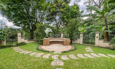 Copia de Vendo hermosa casa en el Poblado - como vivir en una finca. ✅