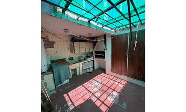 VENTA EN BLOK - CHALET DE 4 AMBIENTES + GALPON -FRANCIA Y AVELLANEDA