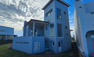 Casa en venta c/ cochera en Mar del Sur