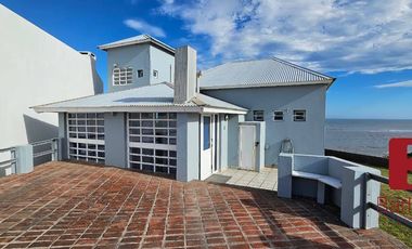Casa en venta c/ cochera en Mar del Sur