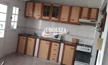 Venta casa 3 ambientes c/ cochera en Ramos Mejía