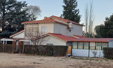 Espectacular casa/ chalet en venta, sobre ruta 143en Rama Caída