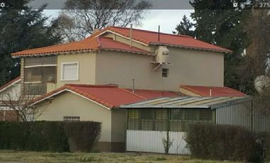 Espectacular casa/ chalet en venta, sobre ruta 143en Rama Caída