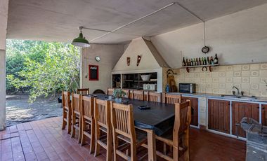 VENTA CASA QUINTA + PISCINA + PARQUE + DEPTO MERLO