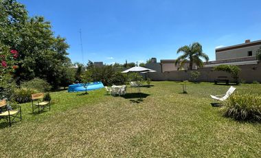 Casa 2 Dormitorios con 2 Departamentos y amplio parque.