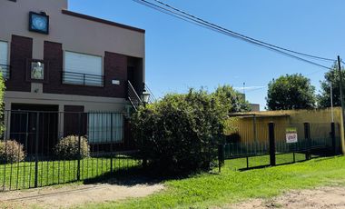 Casa 2 Dormitorios con 2 Departamentos y amplio parque.