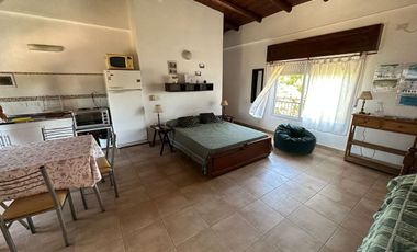 Casa 2 Dormitorios con 2 Departamentos y amplio parque.