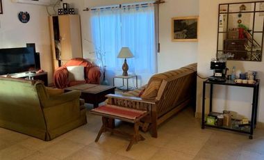 Casa 2 Dormitorios con 2 Departamentos y amplio parque.