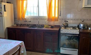 Casa 2 Dormitorios con 2 Departamentos y amplio parque.