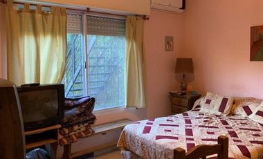 Casa 2 Dormitorios con 2 Departamentos y amplio parque.