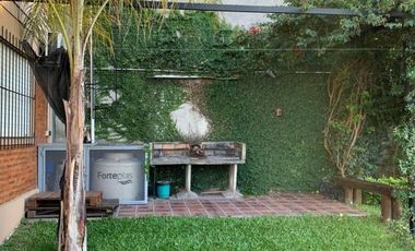 Casa 2 Dormitorios con 2 Departamentos y amplio parque.