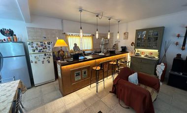 Casa 2 Dormitorios con 2 Departamentos y amplio parque.