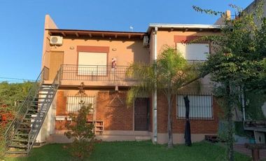 Casa 2 Dormitorios con 2 Departamentos y amplio parque.