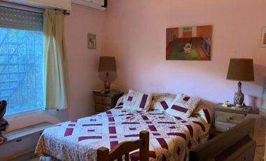 Casa 2 Dormitorios con 2 Departamentos y amplio parque.