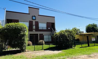Casa 2 Dormitorios con 2 Departamentos y amplio parque.