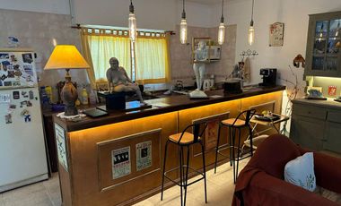 Casa 2 Dormitorios con 2 Departamentos y amplio parque.