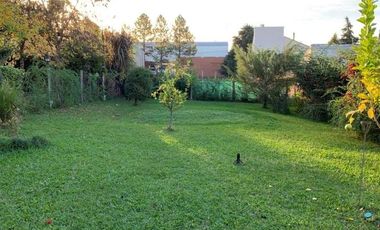 Casa 2 Dormitorios con 2 Departamentos y amplio parque.