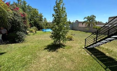 Casa 2 Dormitorios con 2 Departamentos y amplio parque.