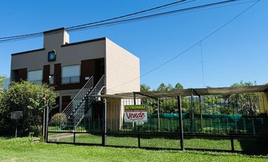 Casa 2 Dormitorios con 2 Departamentos y amplio parque.