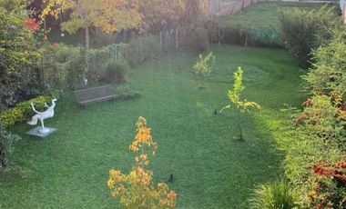 Casa 2 Dormitorios con 2 Departamentos y amplio parque.