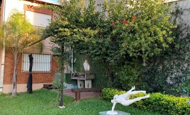 Casa 2 Dormitorios con 2 Departamentos y amplio parque.